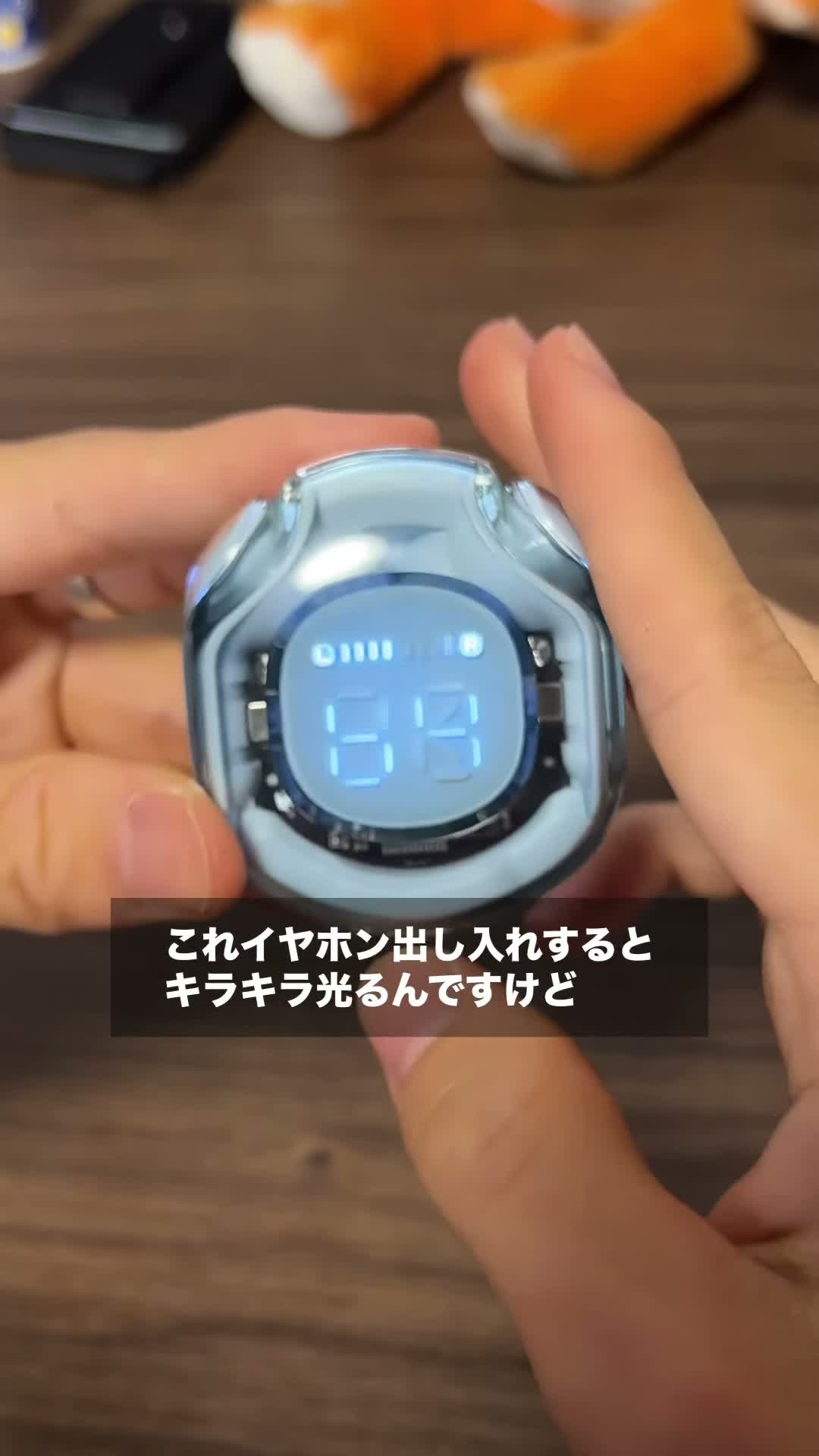Acefast Crystal T8のスケルトンケースと光る残量表示