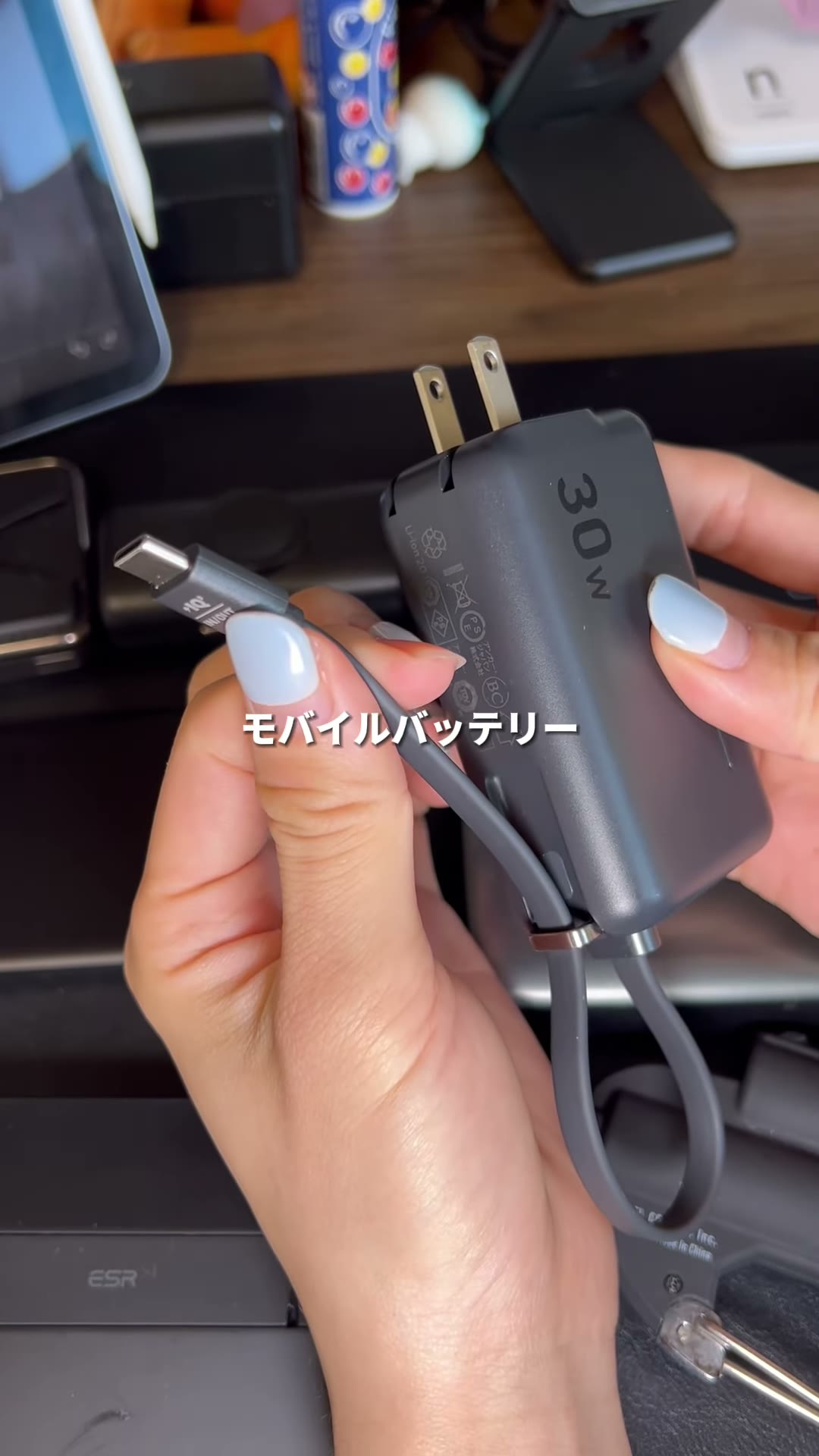 机の上に並べたモバイルバッテリー