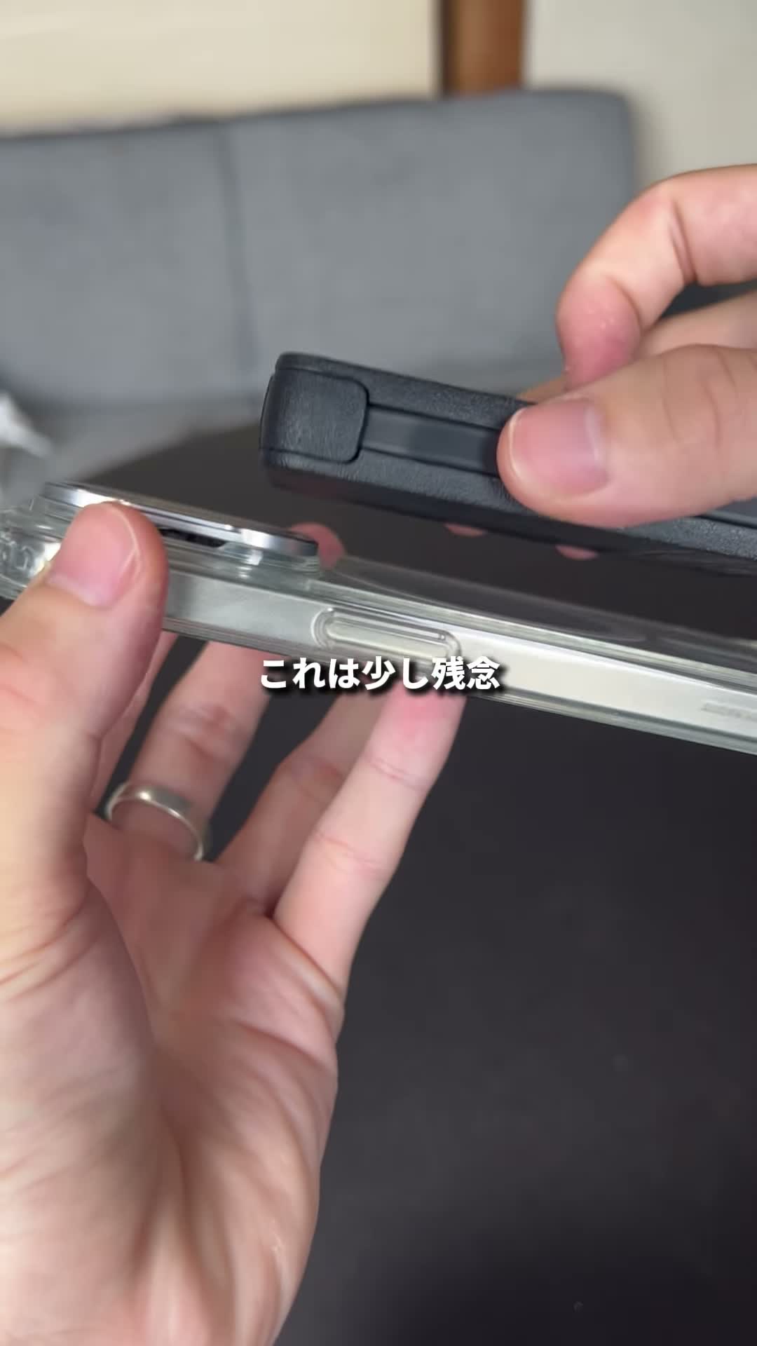 iPhoneにSMARTCOBY Ex SLIM Qi2 & Cableを装着した様子