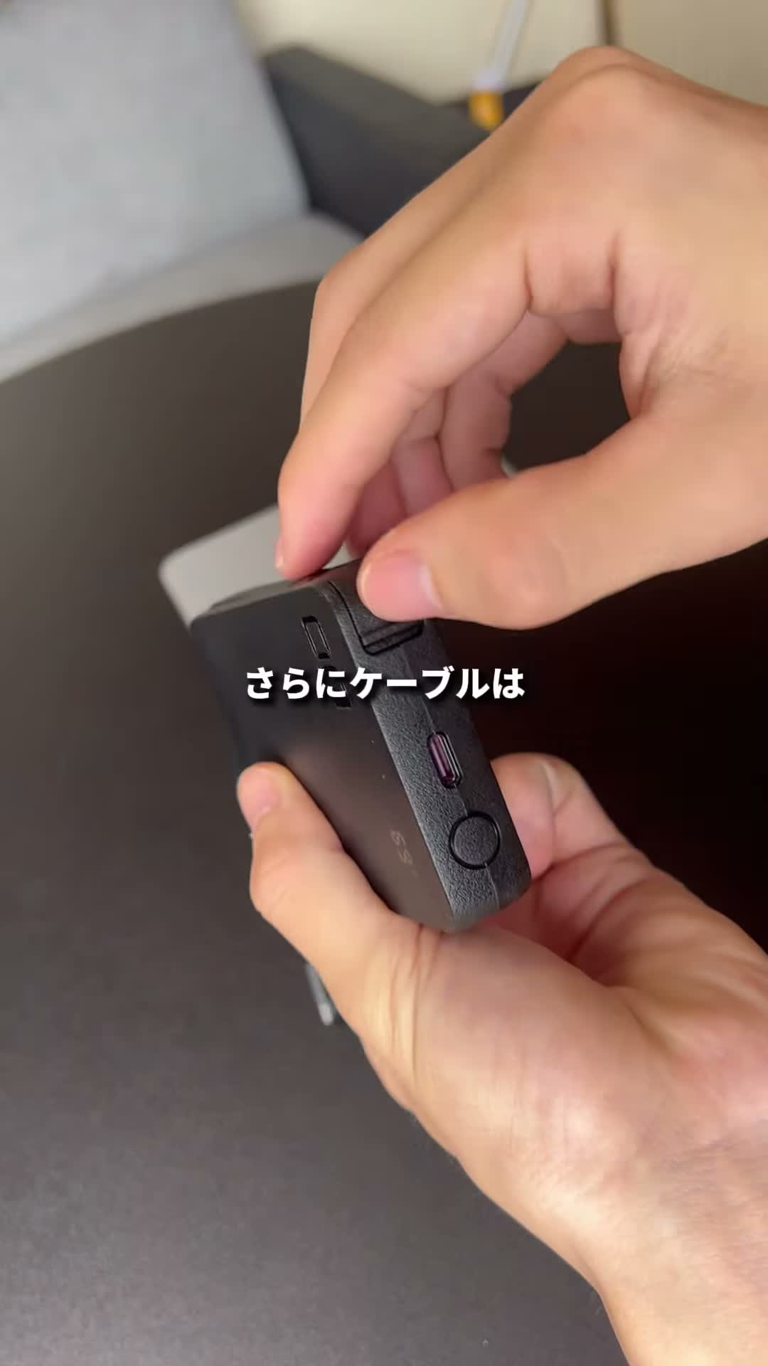 SMARTCOBY Ex SLIMの内蔵ケーブルを取り外す様子