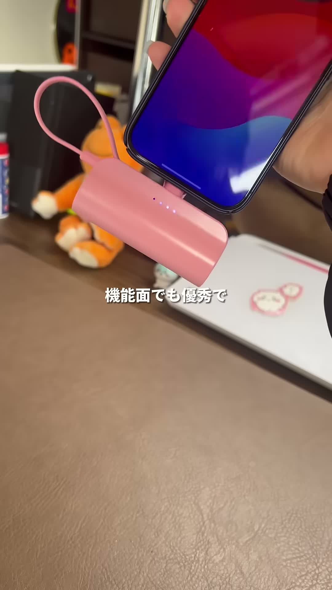 ダイソー×TGCのピンクのモバイルバッテリーをiPhoneに直接挿して充電している様子