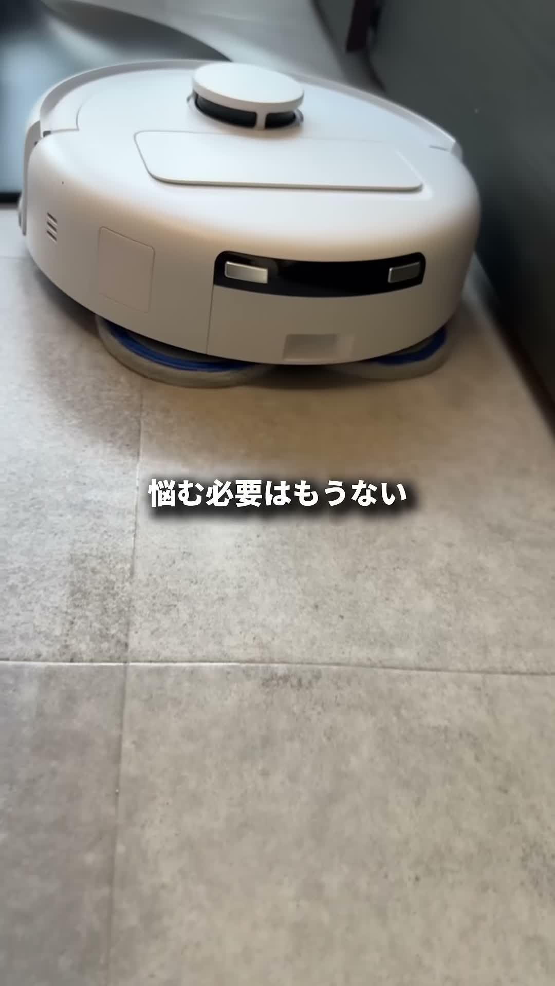 床を水拭き走行するDEEBOT mini