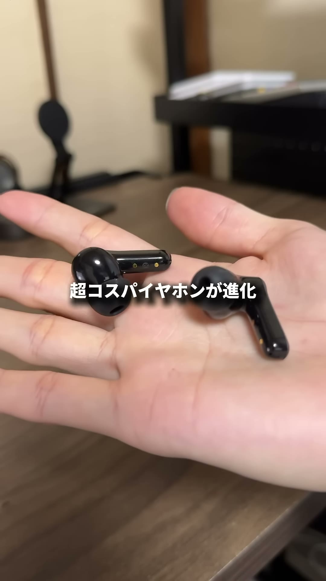 EarFun Air Pro 4+のイヤホン本体を手のひらに載せた様子
