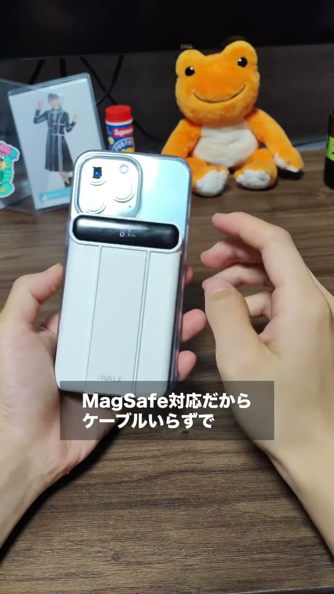 iPhoneに装着したiWALKのMagSafeモバイルバッテリー。残量表示が見える