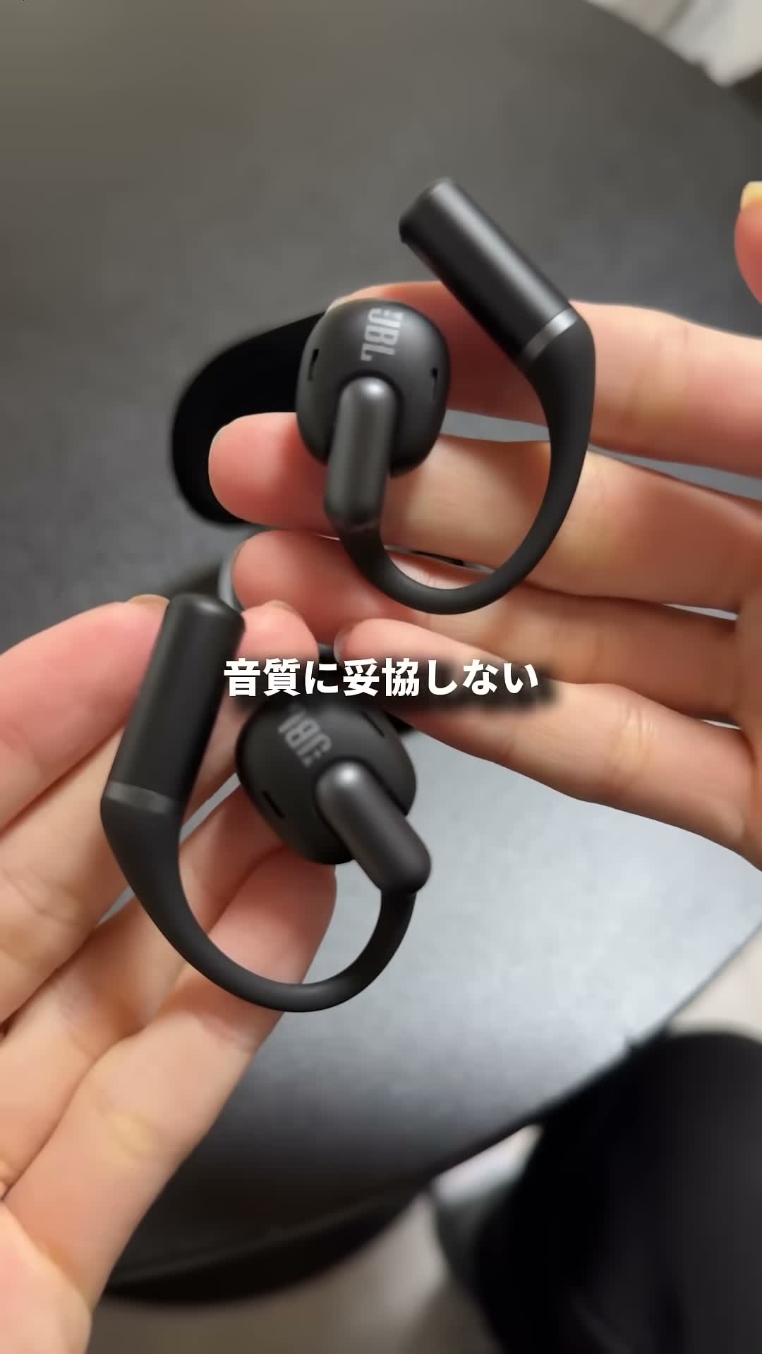 JBL Sense Proのパッケージと充電ケース、本体