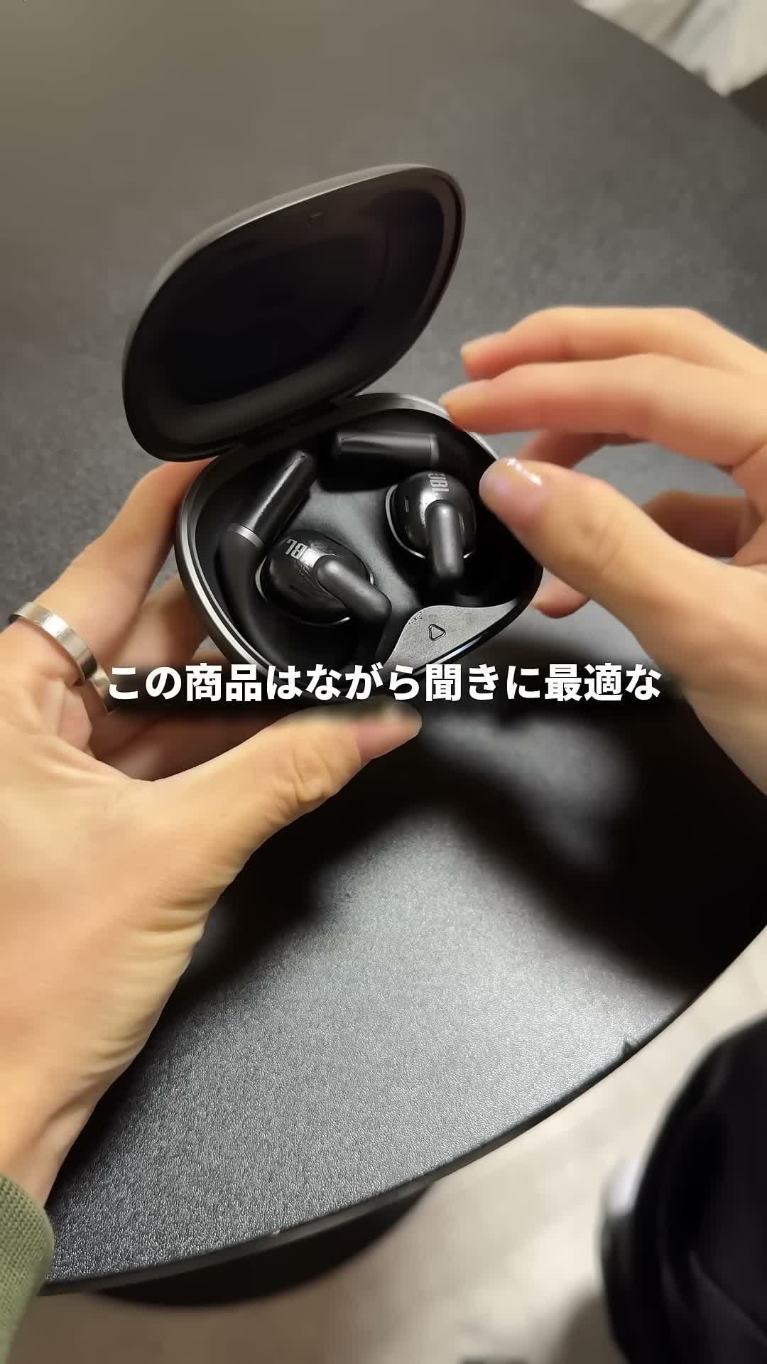 JBL Sense Proのイヤホン本体を手に持った様子