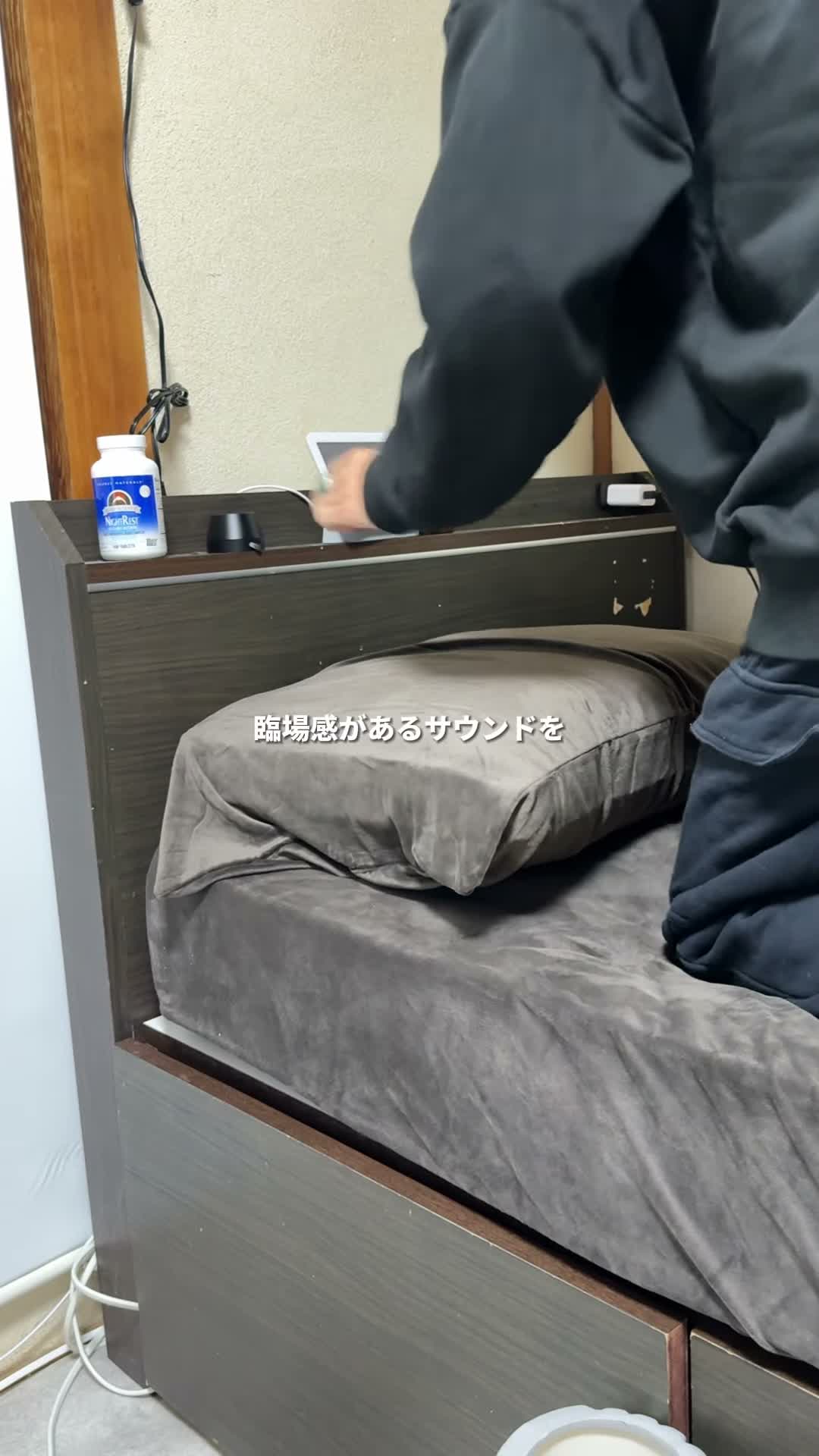 iPhoneの背面にMaGdgetスピーカーを装着した様子