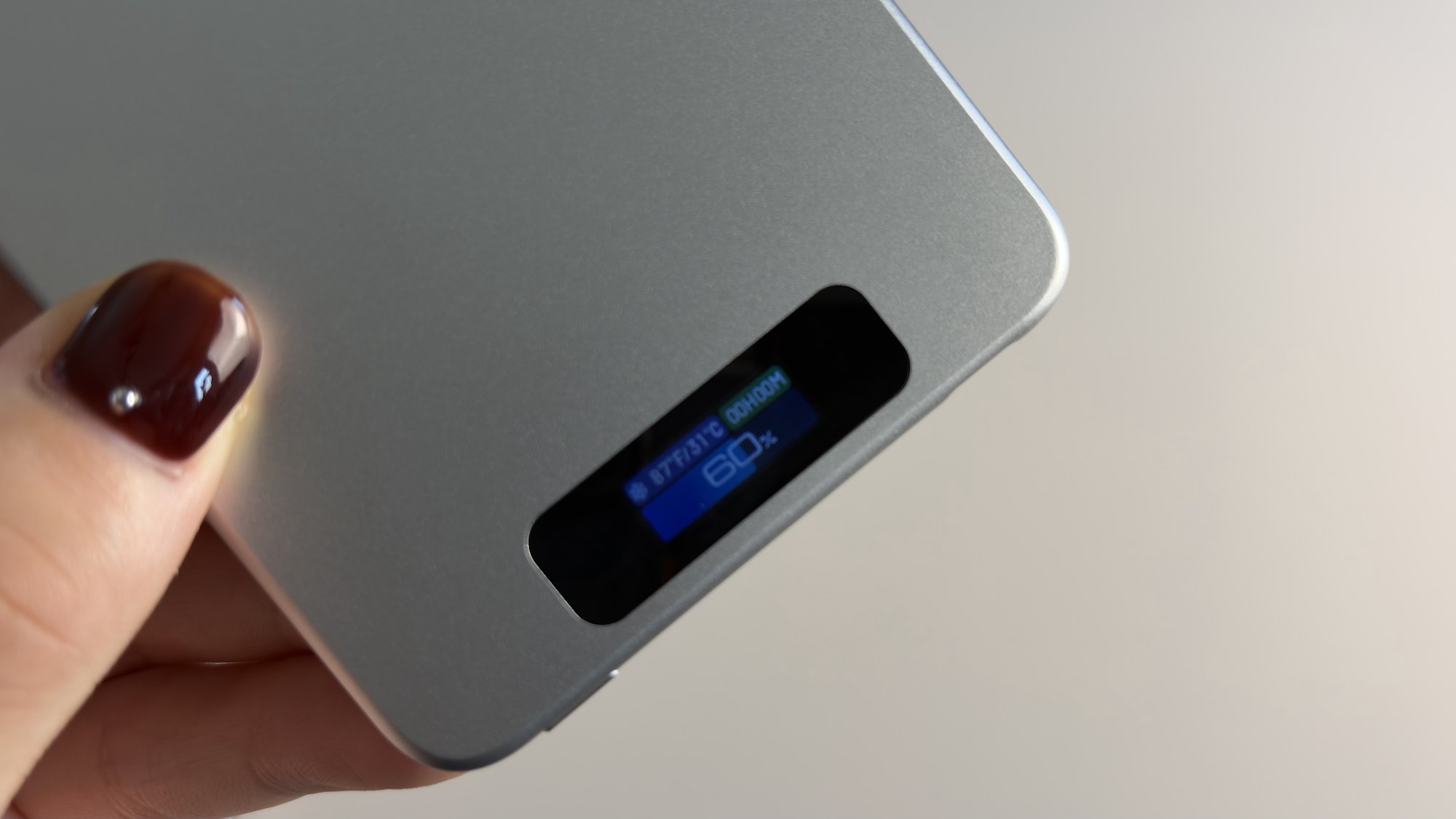 薄型の本体にも充電状況を確認できるディスプレイを搭載。