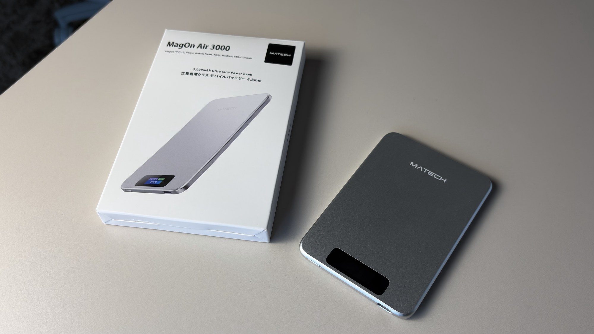 MagOn Air 3000のシルバー。本体とパッケージ。