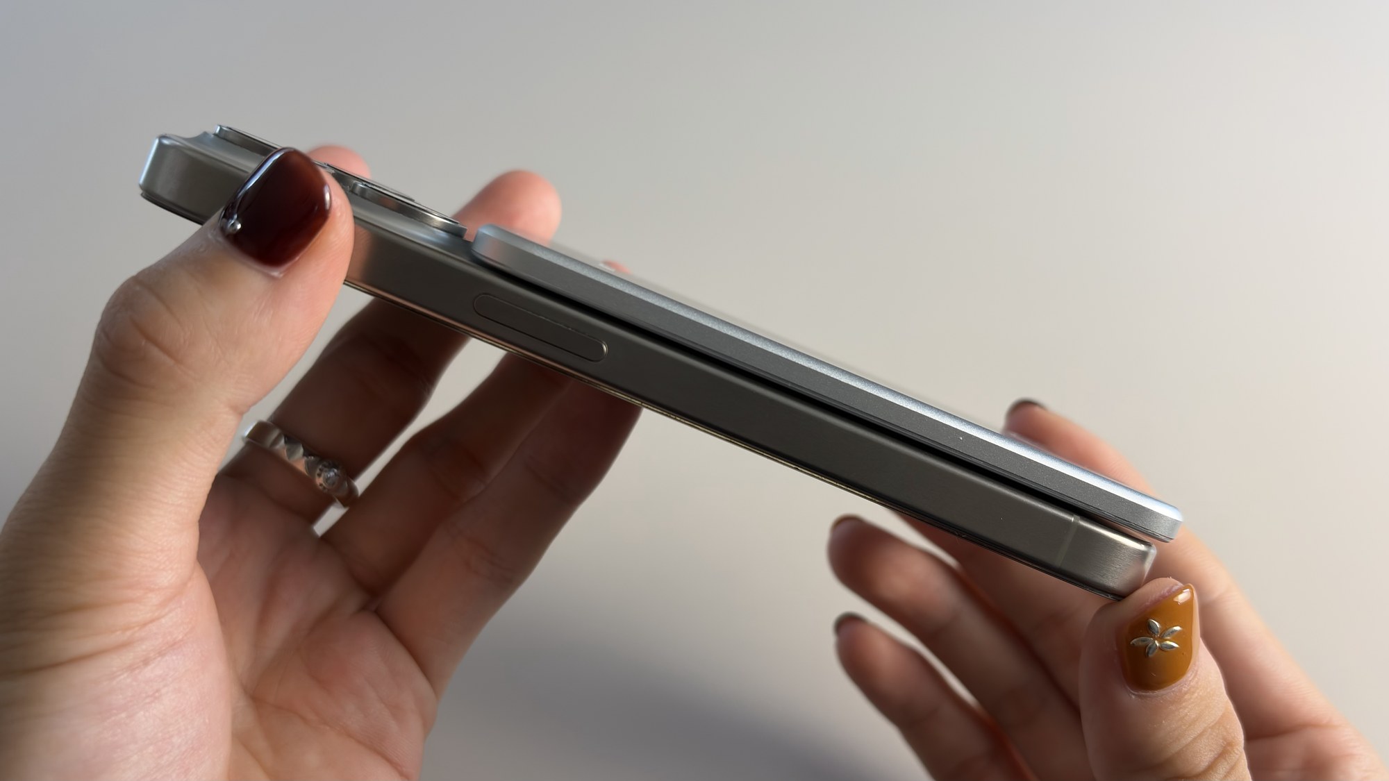 iPhoneに装着した状態を側面から。薄さが分かります。