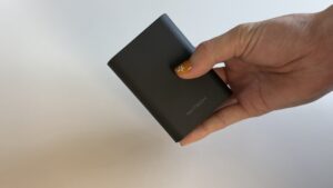 今回使用したPowerCubeは落ち着いたブラック。