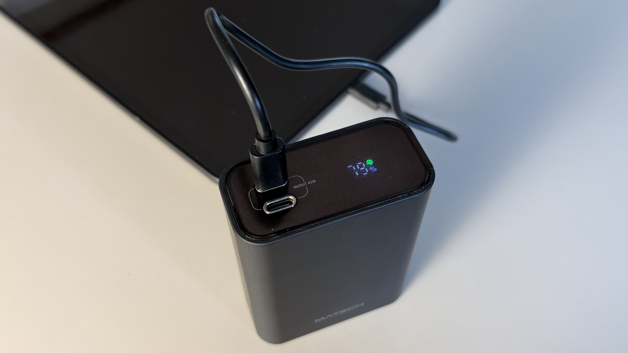 USB-Cケーブルを接続した状態。