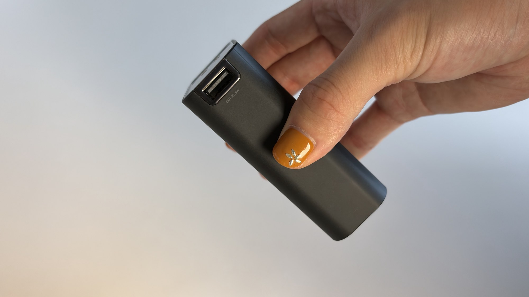 反対側のUSB-Aポートと、本体の厚み。