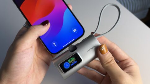 PowerNano 5000をスマートフォンへ直接挿して充電