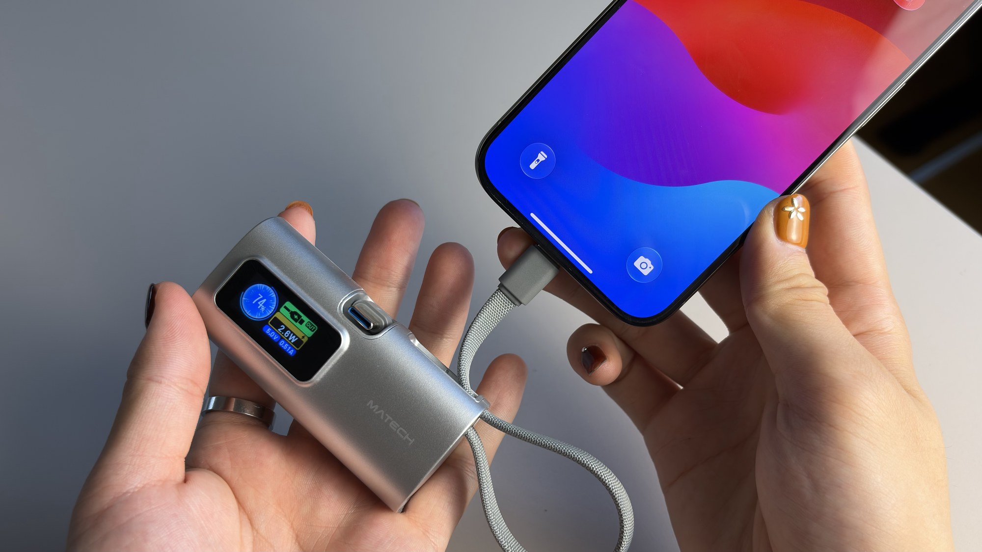 PowerNano 5000の内蔵USB-Cケーブルでスマートフォンに接続