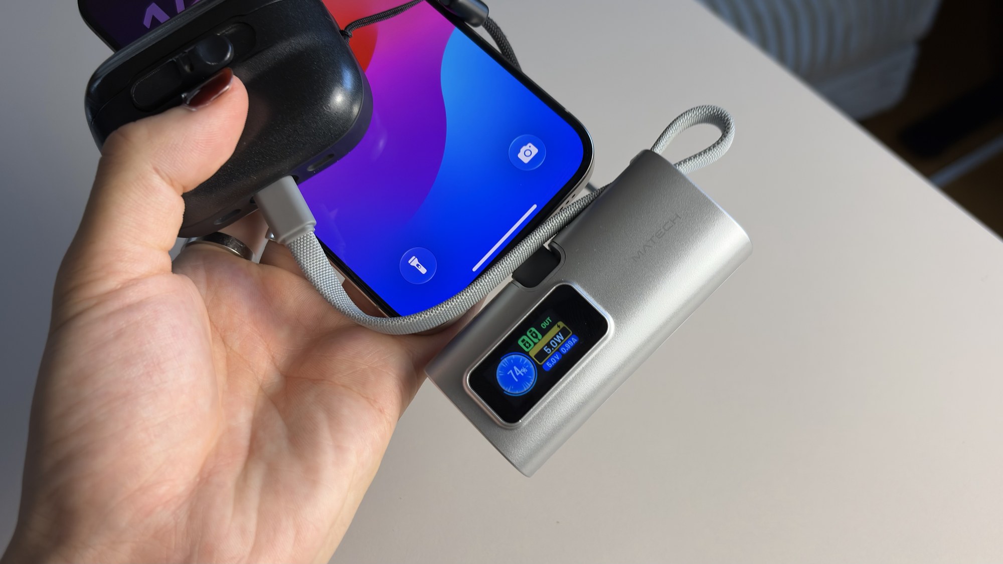 PowerNano 5000にスマートフォンとイヤホンを接続した様子