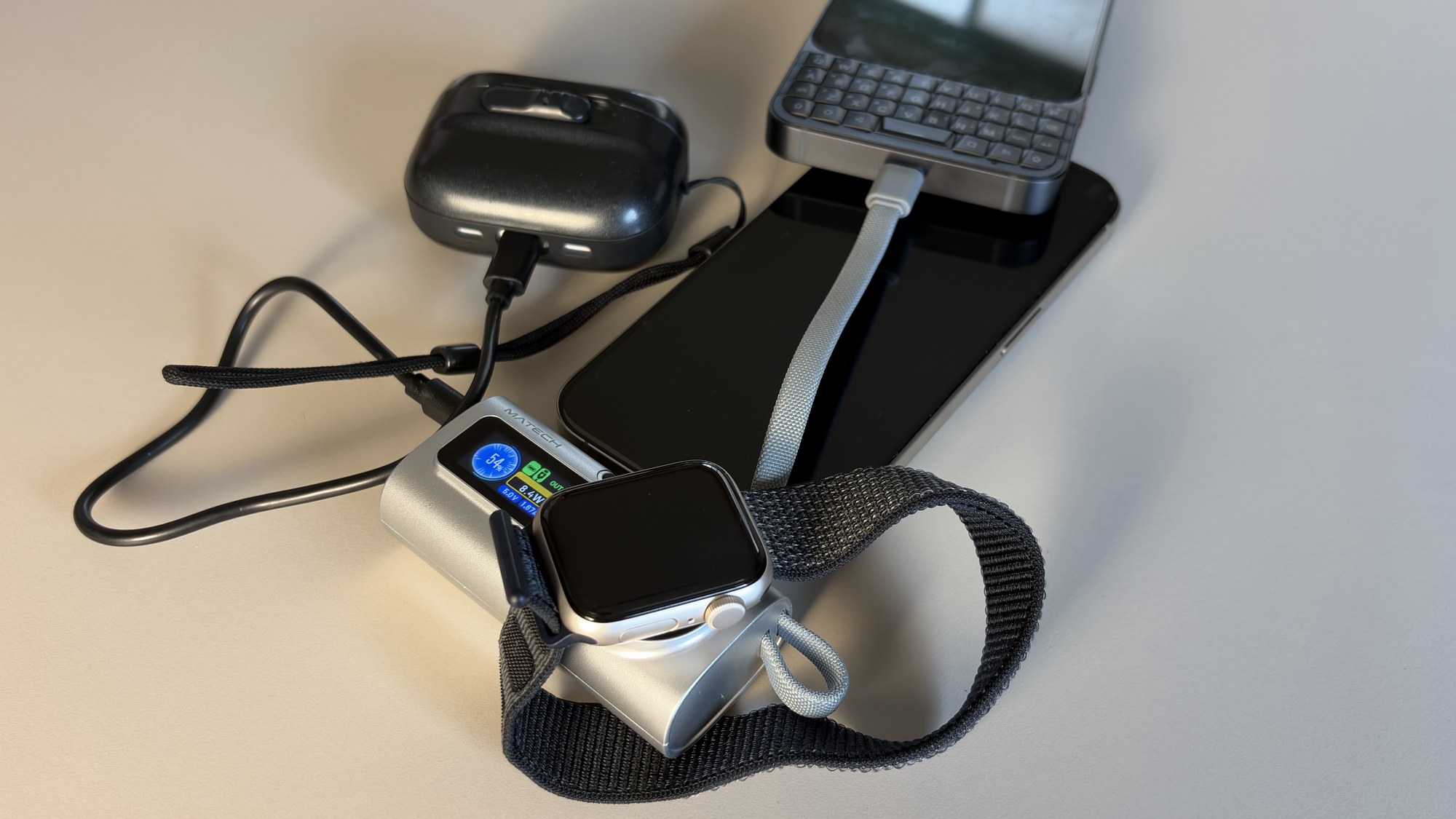 Watchを充電部に載せ、スマホやイヤホンなどを接続した配置。