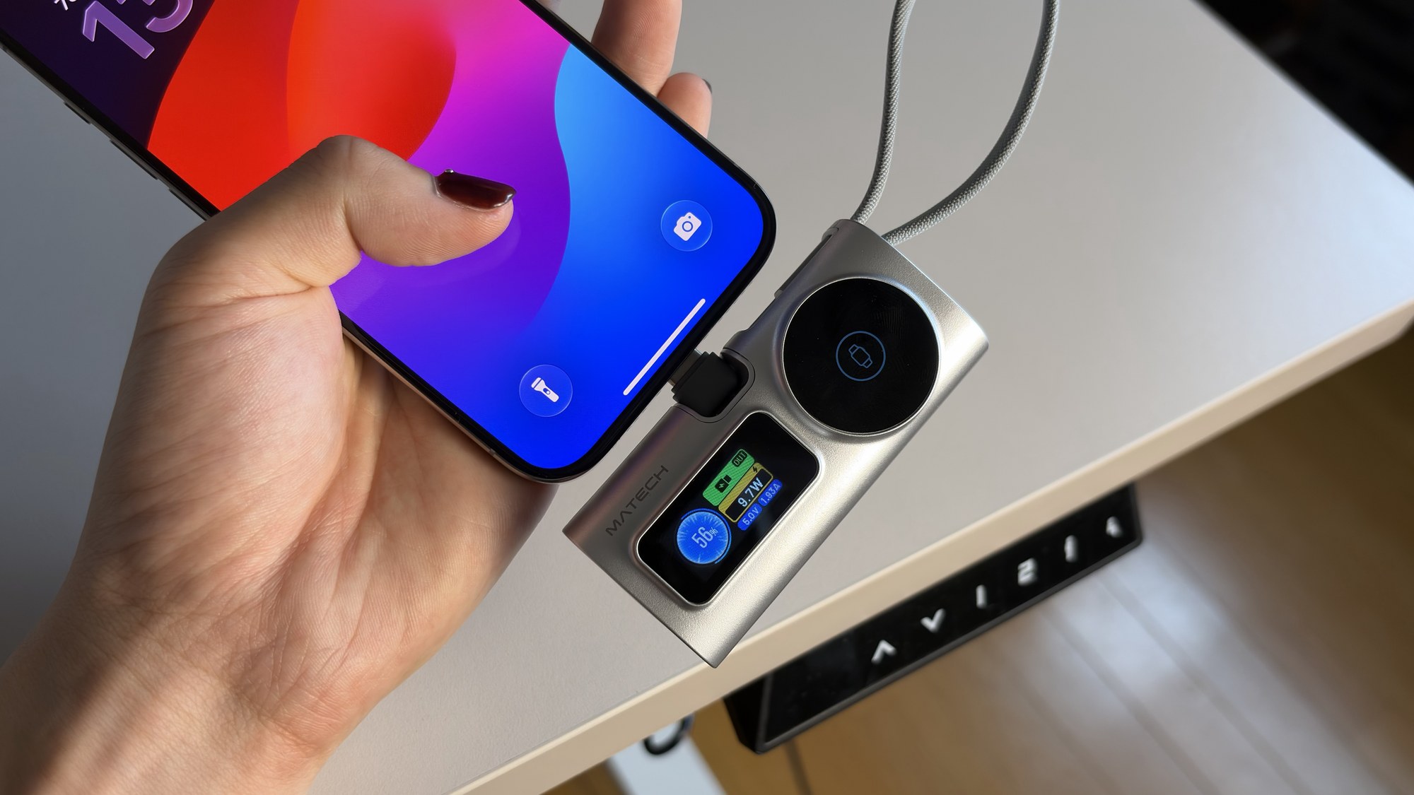 折りたたみUSB-Cコネクターをスマホへ直接接続した状態。