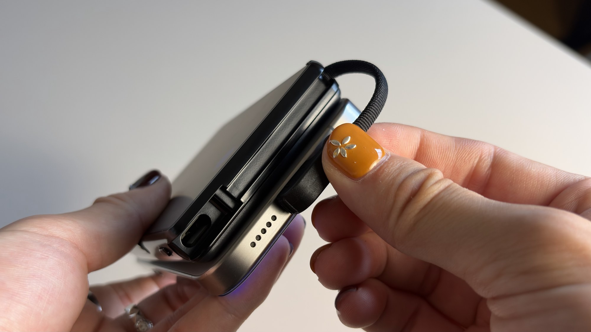 本体に収納されているUSB-Cケーブルを取り出したところ。