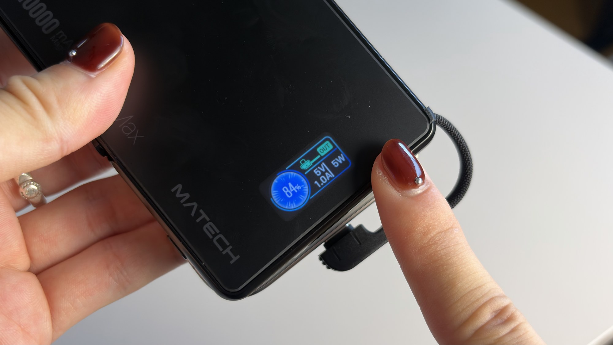 本体ディスプレイで充電状況を確認できます。表示は撮影時の状態です。