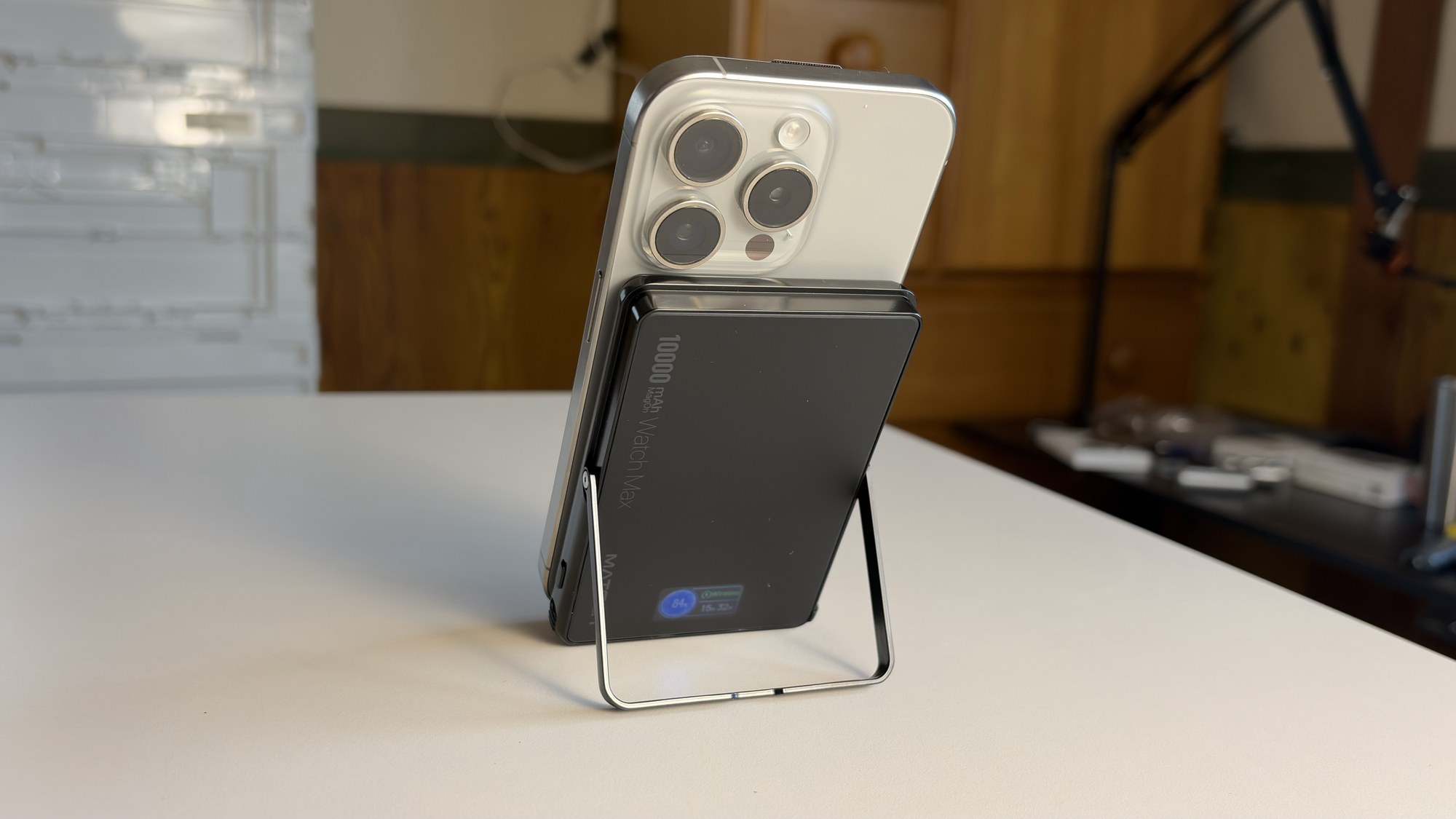内蔵スタンドでiPhoneを立てた状態。