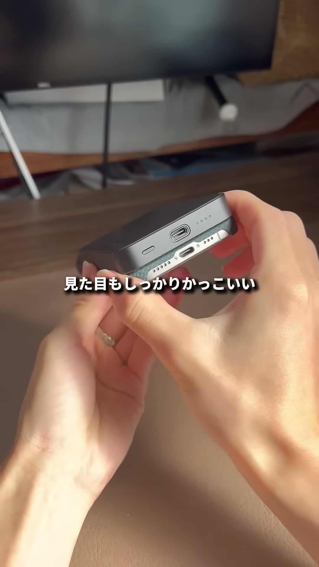 iPhoneの背面にMagOn 10000を貼り付けて充電する様子