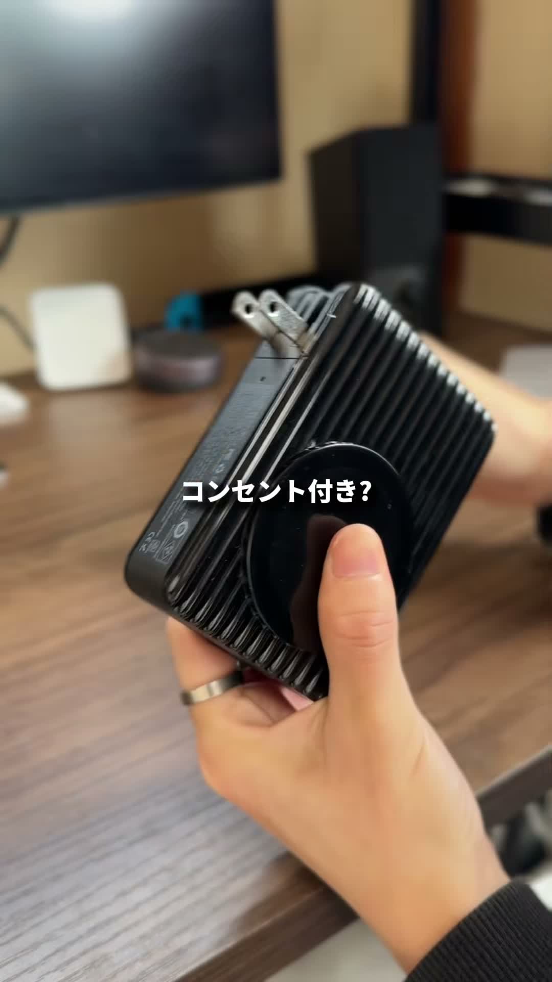 MATECH Power Go 15000を手に持った様子。折りたたみ式コンセントプラグが見える