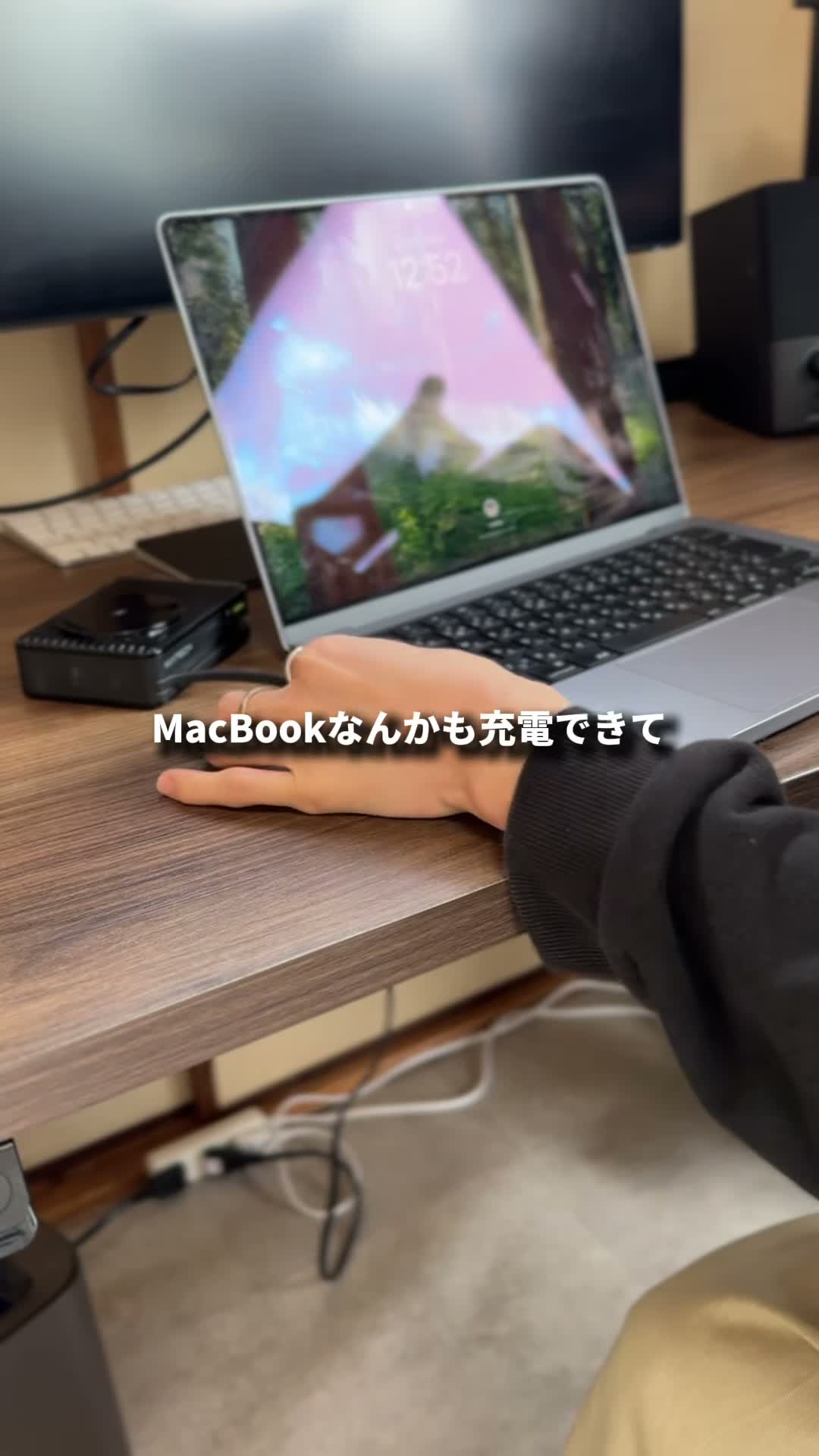 MATECH Power Go 15000でMacBookを充電している様子