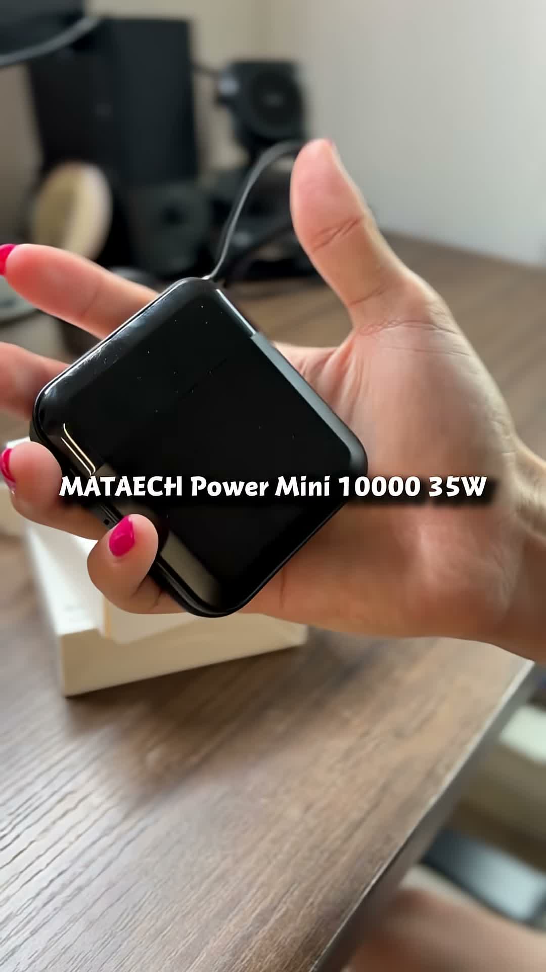 MATECH PowerMini 10000を手のひらに乗せた様子