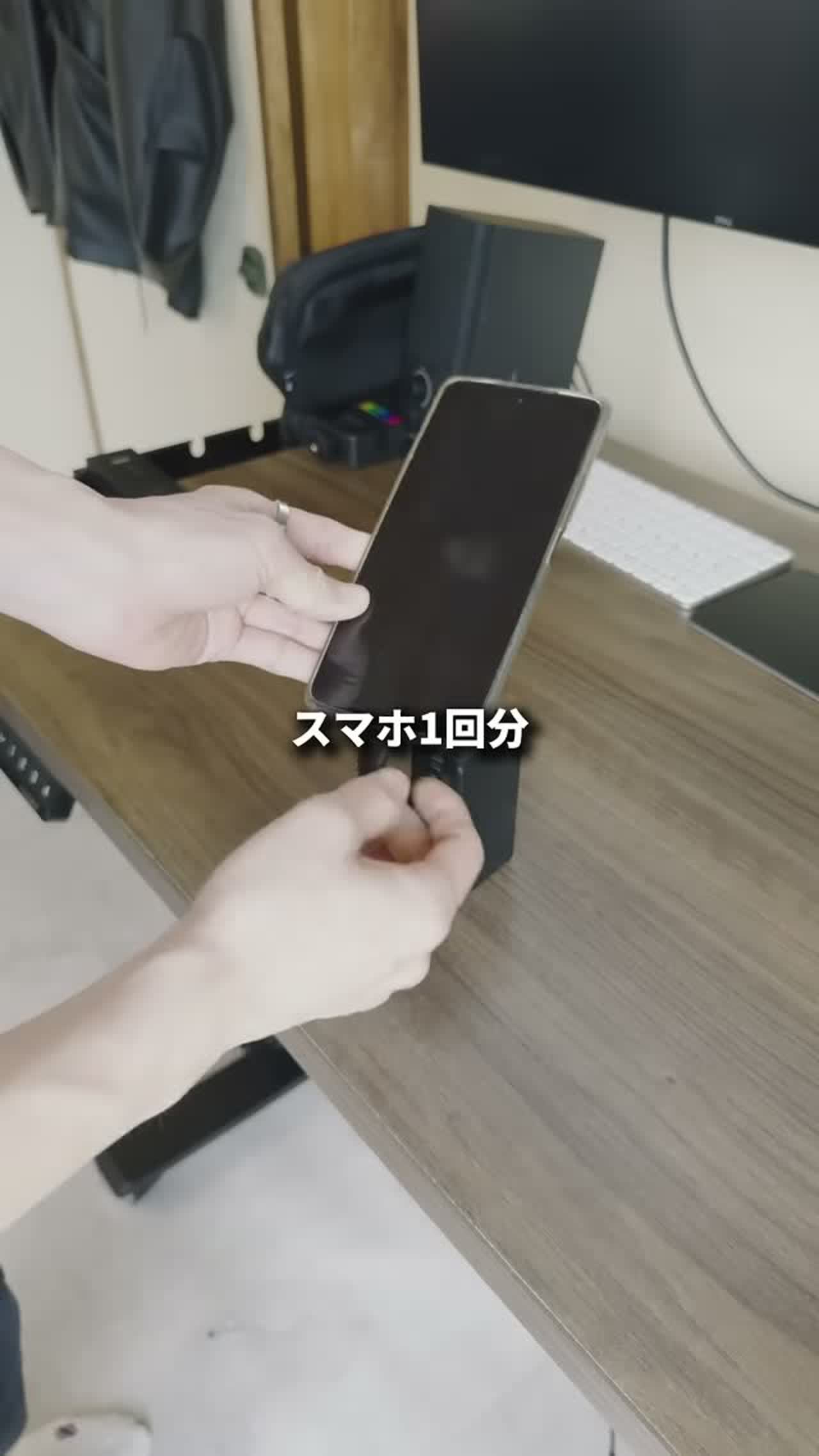 MATECH PowerFusion 5000 45Wの内蔵ケーブルでスマホを充電している様子
