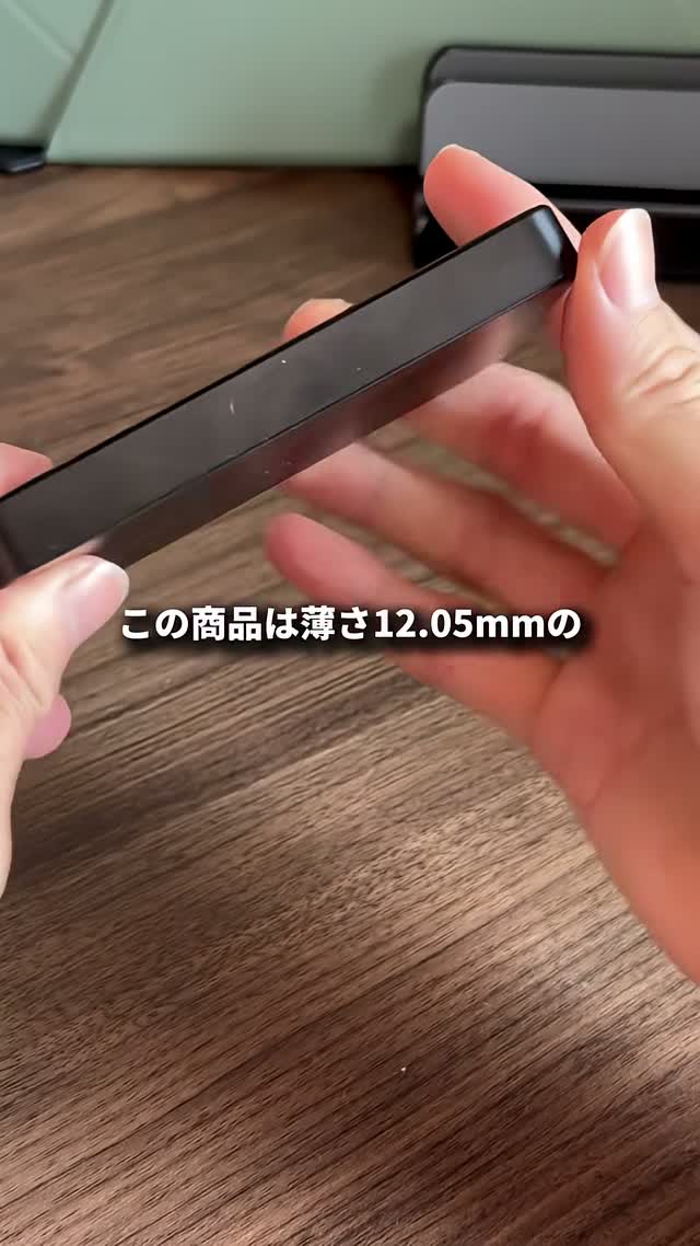 MagOn Ultra Blade 10000の薄さを側面から見た様子