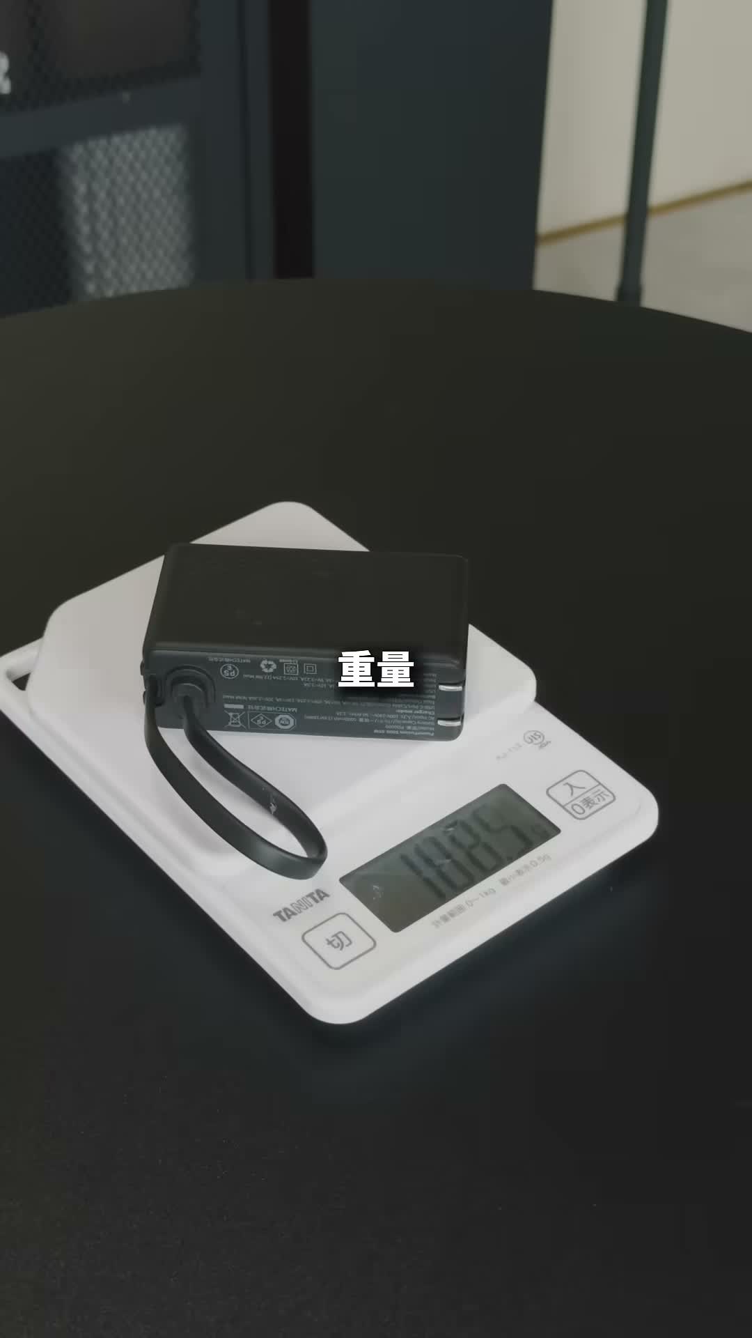 AnkerとMATECHのプラグ付きモバイルバッテリーを両手に持って比較している様子