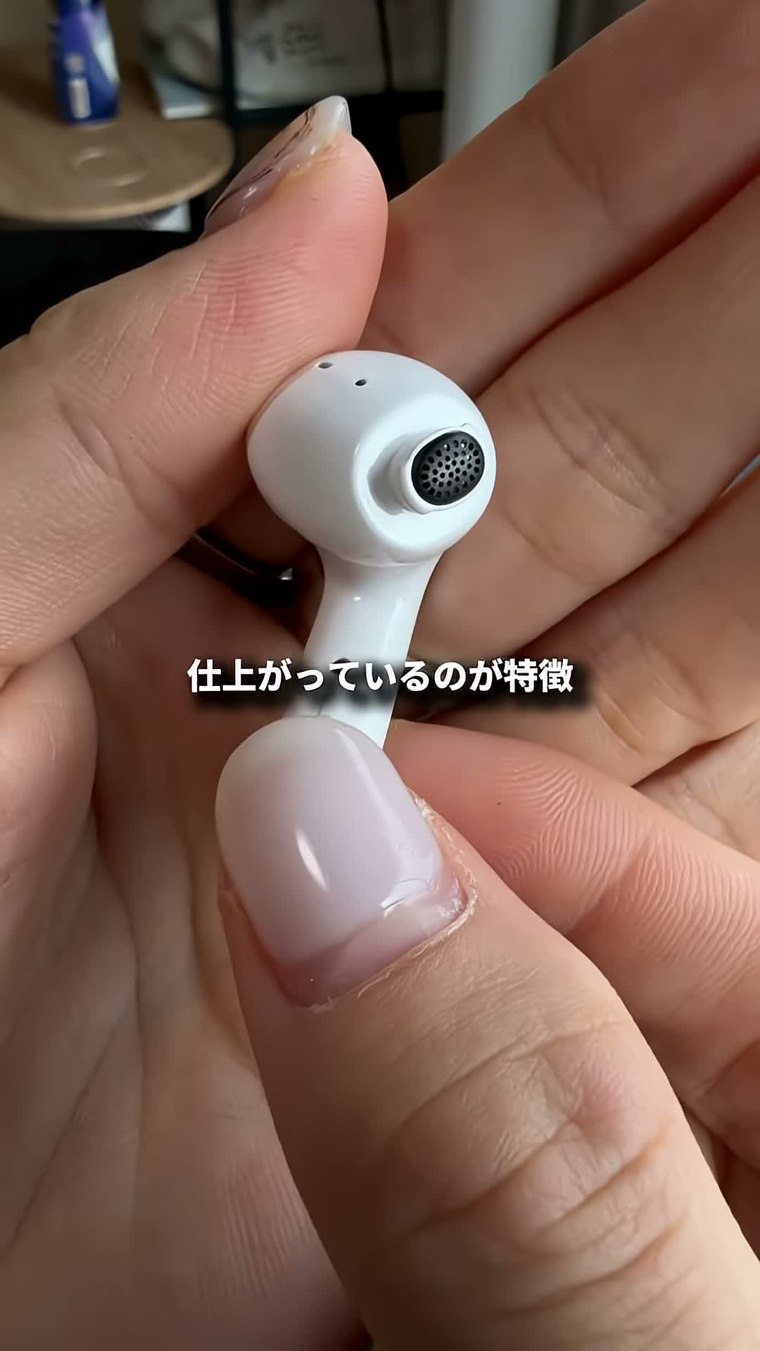 QCY MeloBuds N60のイヤホン本体を手に持った様子