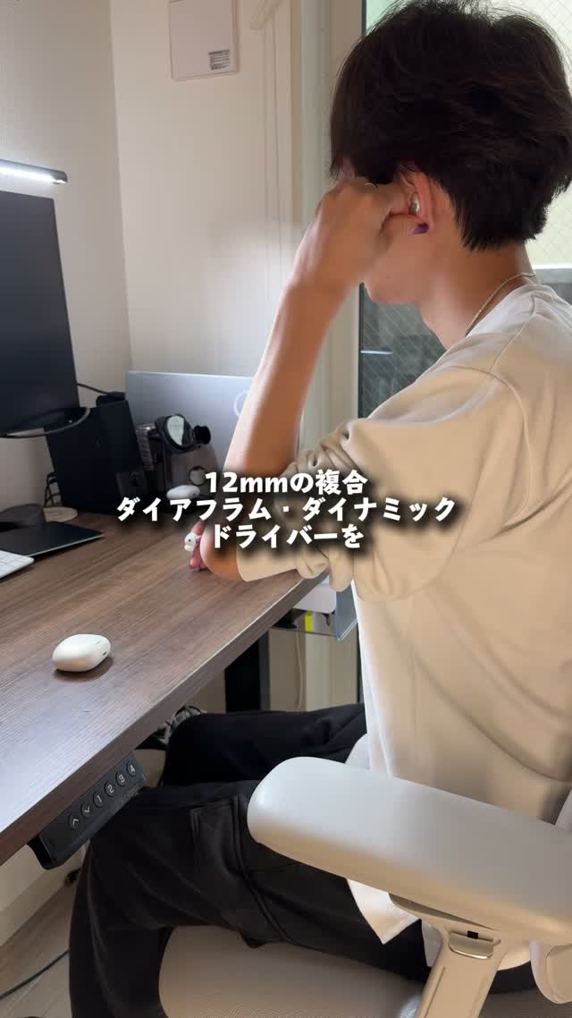 QCY MeloBuds N65のイヤホン本体と充電ケース