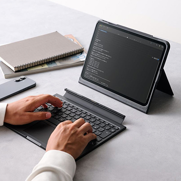 TouchBook Smartの2WAYモデルでケースから離したキーボードを操作する公式使用イメージ